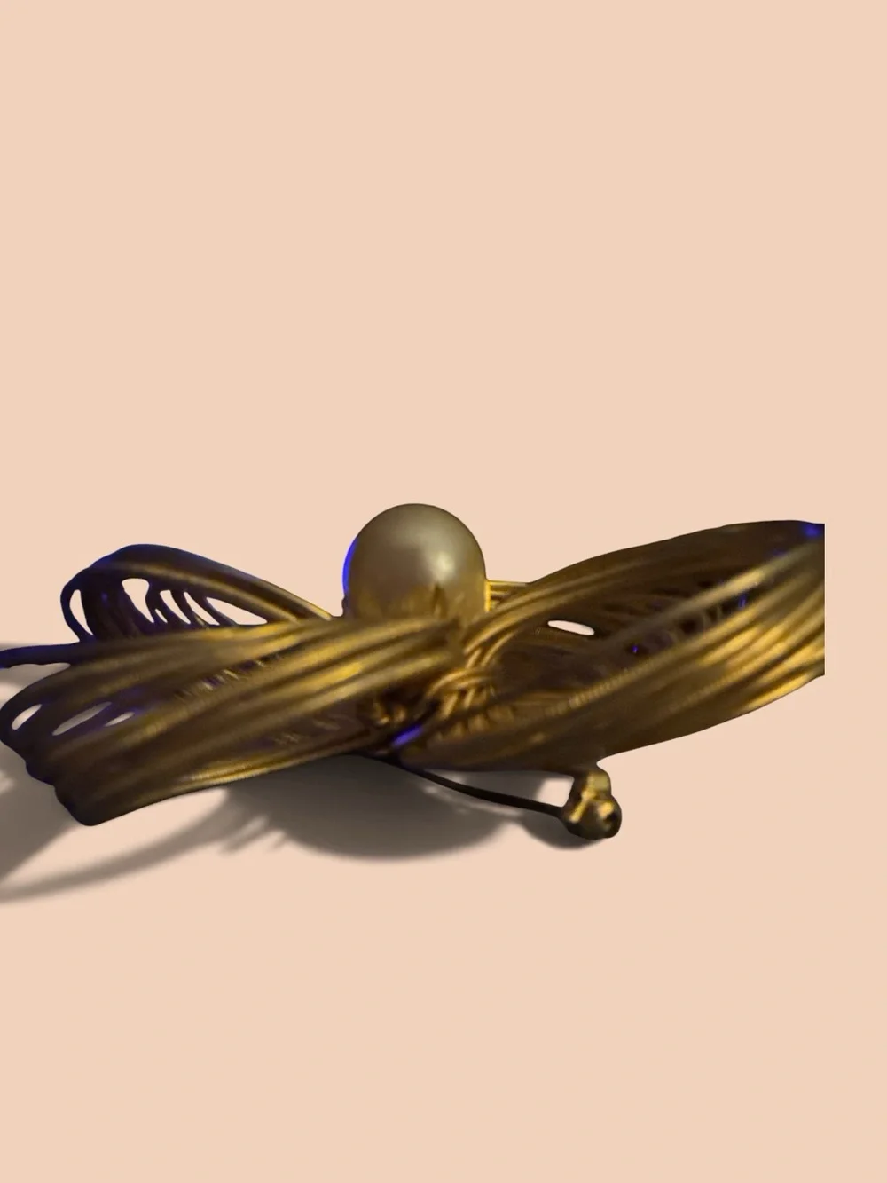 🌼 Vintage Gold-Tone Coiled Wire Flower Brooch with Faux Pearl